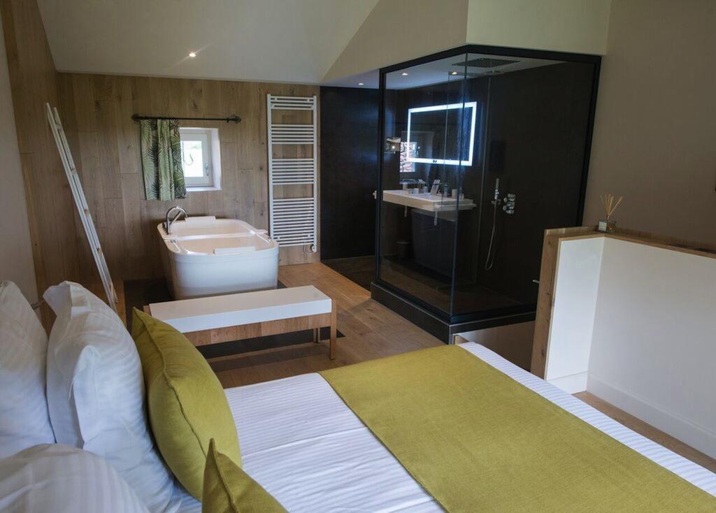 Chambres D'hotes Domaine De Nazere Bed & Breakfast Avezan